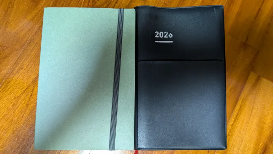 左が2027年用に届いたEDiT、右が今年使っているジブン手帳Biz